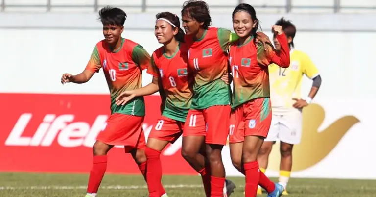 বাংলাদেশ নারী ফুটবল দলের একাংশ